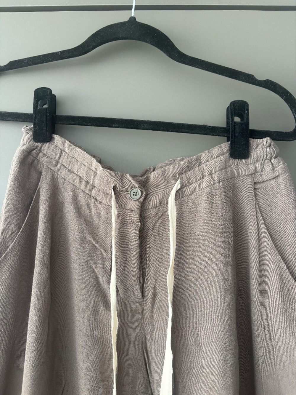 Aritzia Wilfrid Allant Pant in Light Brown Flowwy Pant Tailored Pant - Picture 3 of 16